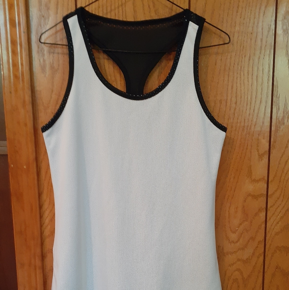 Like new, reversible to white. Worn twice.
